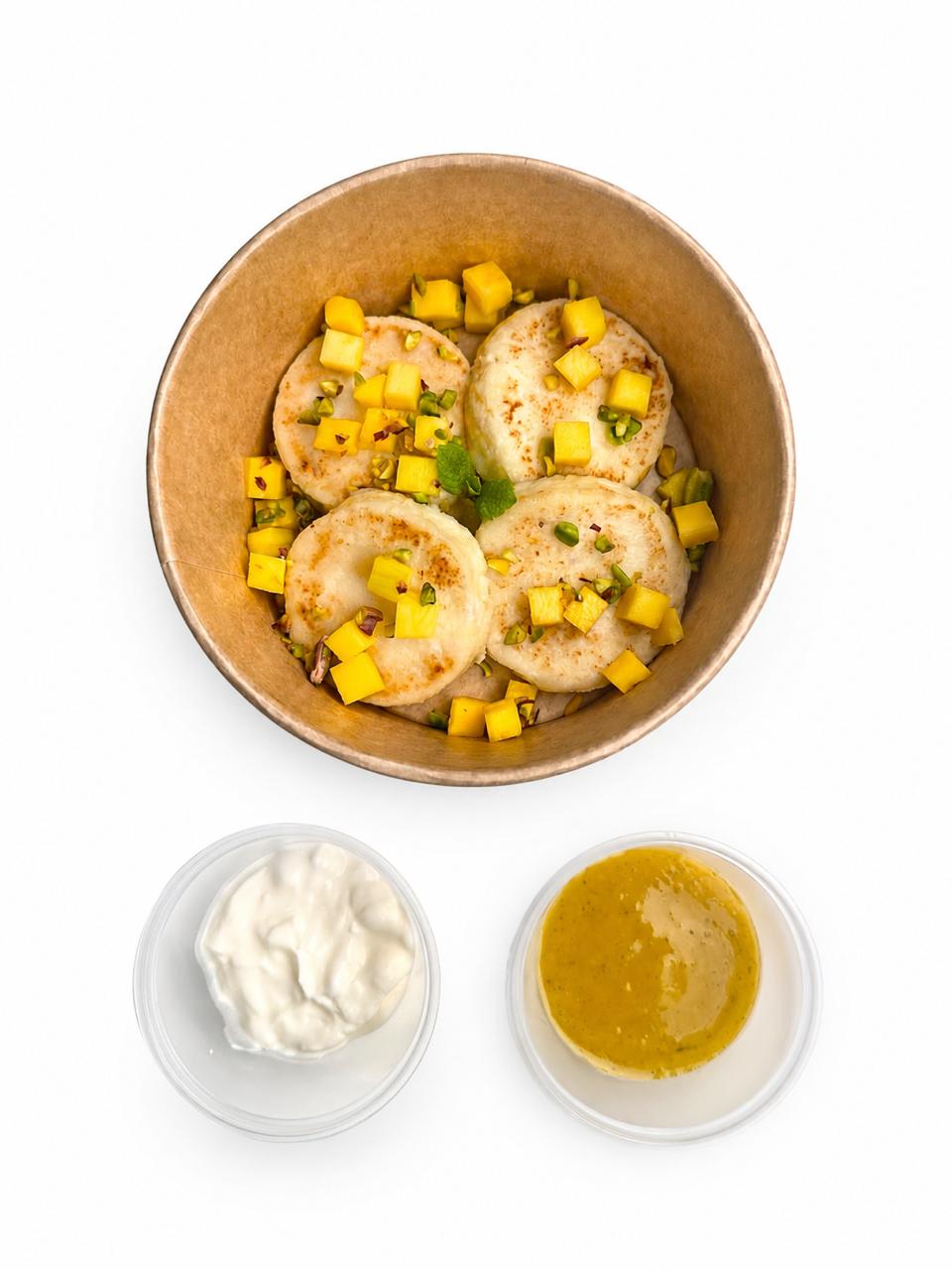 HIGH-PROTEIN Сырники с клетчаткой, греческим йогуртом и пюре из манго и мяты